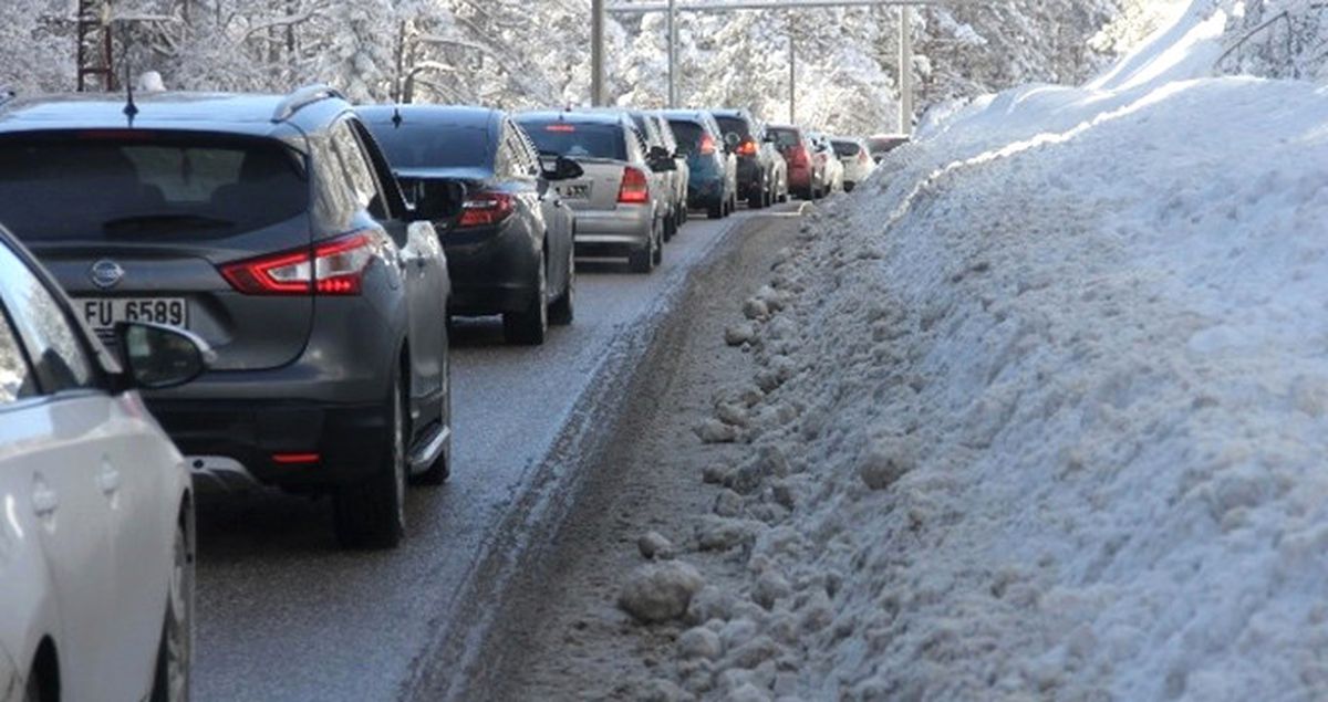 Sömestr Yoğunluğunun Yaşandığı Abant'ta Araç Kuyruğu 5 Kilometreye Ulaştı
