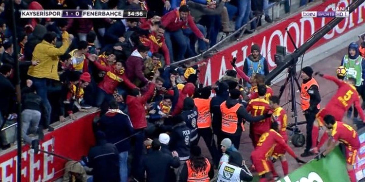 Umut Bulut'un Gol Sevinci Sırasında Tribün Çöktü