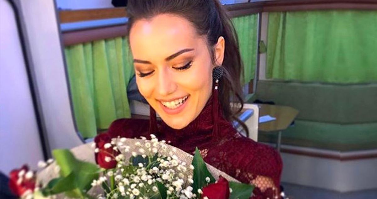 Burak Özçivit'ten Fahriye Evcen'e Sürpriz Hediye