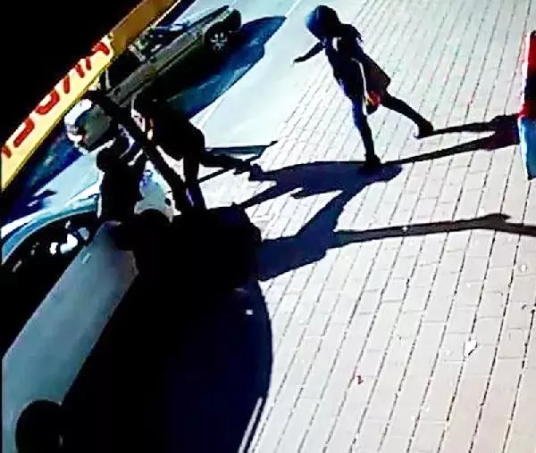 Döner Bıçaklı Saldırgan, İşyerinin Önüne Aracını Park Ettiği Esnafı Ağır Yaraladı Döner Bıçaklı Saldırgan, İşyerinin Önüne Aracını Park Ettiği Esnafı Ağır Yaraladı