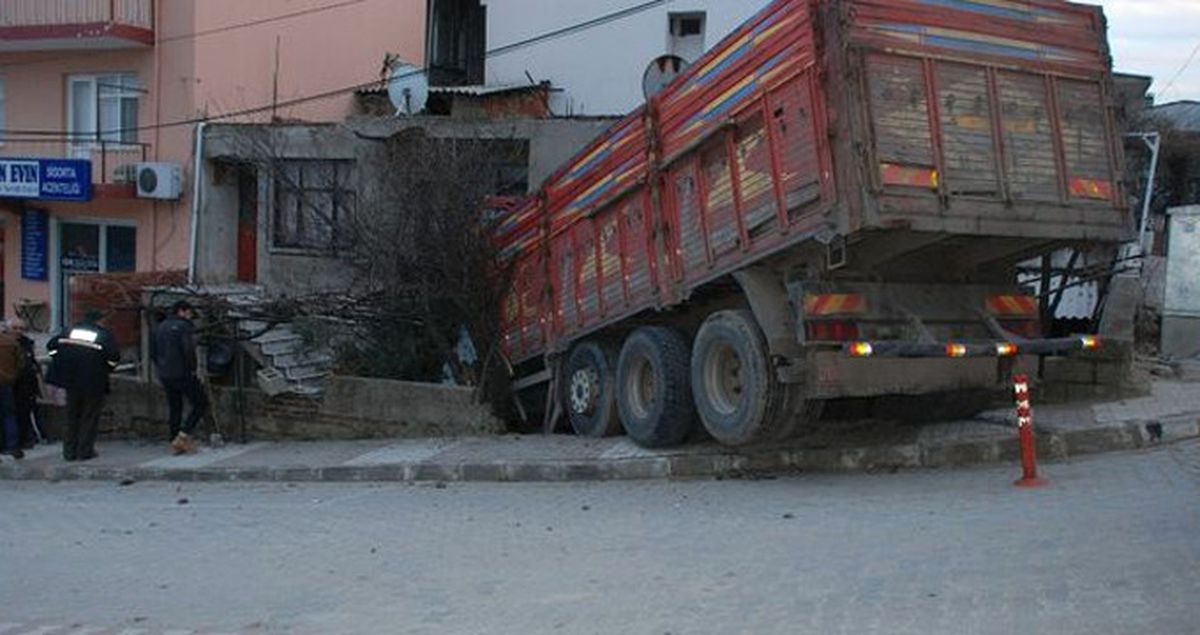 Freni Boşalan Kamyon Bahçe Duvarını Yıkıp Eve Çarptı