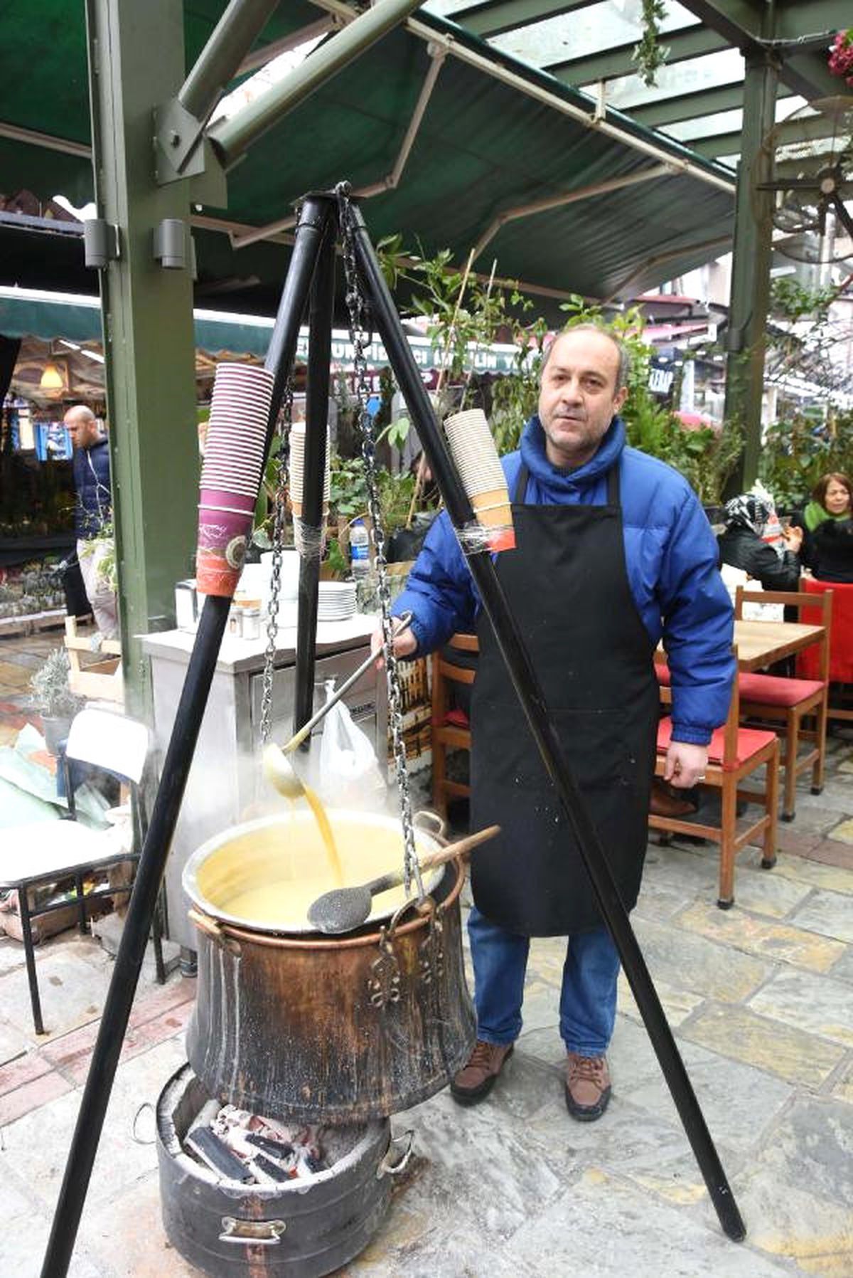 İzmir'de Odun Ateşi Üzerinde Pişirdiği Çorbayı Dağıtan Adam Büyük İlgi Gördü