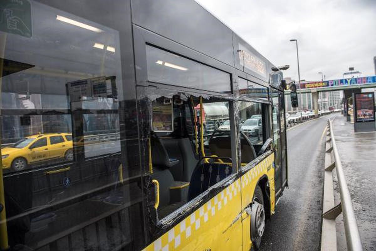 Metrobüs ile Yol Yardım Aracı Çarpıştı, 3 Kişi Yaralandı