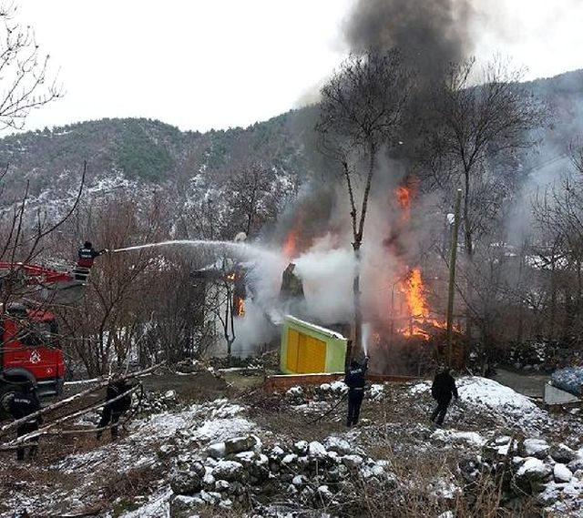 Niksar�da İki Katlı Ev Yandı Haberler