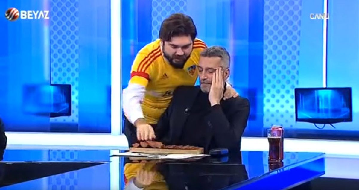 Rasim Ozan Kütahyalı, Stüdyoya Pastırma Getirerek Abdülkerim Durmaz'la Dalga Geçti