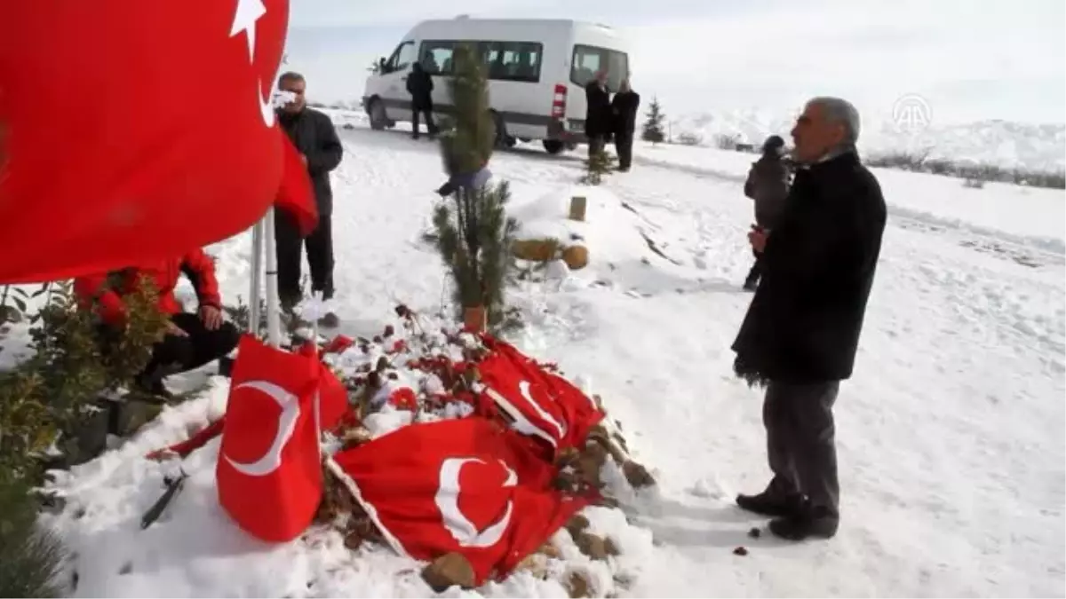 Şehit Polis Sekin'in Babası Oğlunun Kabrini Ziyaret Etti