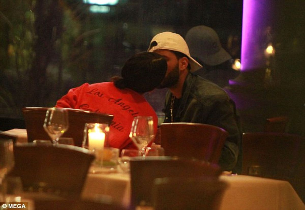 Selana Gomez ile The Weeknd, Öpüşmekten Yemek Yemeyi Unuttu