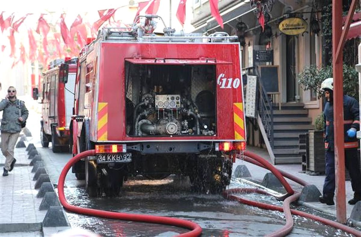 Beyoğlu'ndaki Yangın İş Merkezine Sıçradı, İtfaiye Canını Dişine Taktı
