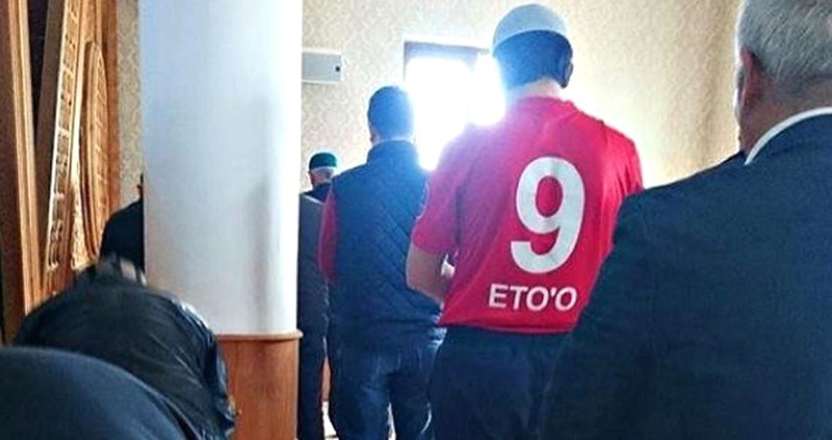 Eto'o, Formasıyla Namaz Kılan Taraftarın Fotoğrafını Paylaştı; Beğeni Rekoru Kırdı