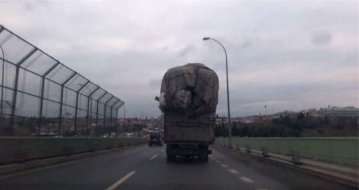 Fazla Yük Taşıyan Kamyonet Yürekleri Ağza Getirdi, O Anları Kamera Kaydetti
