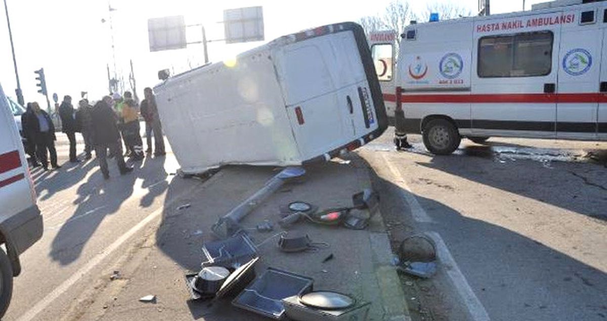 Sakarya'da Kamyonet ile Hasta Nakil Ambulansı Çarpıştı: 3 Yaralı