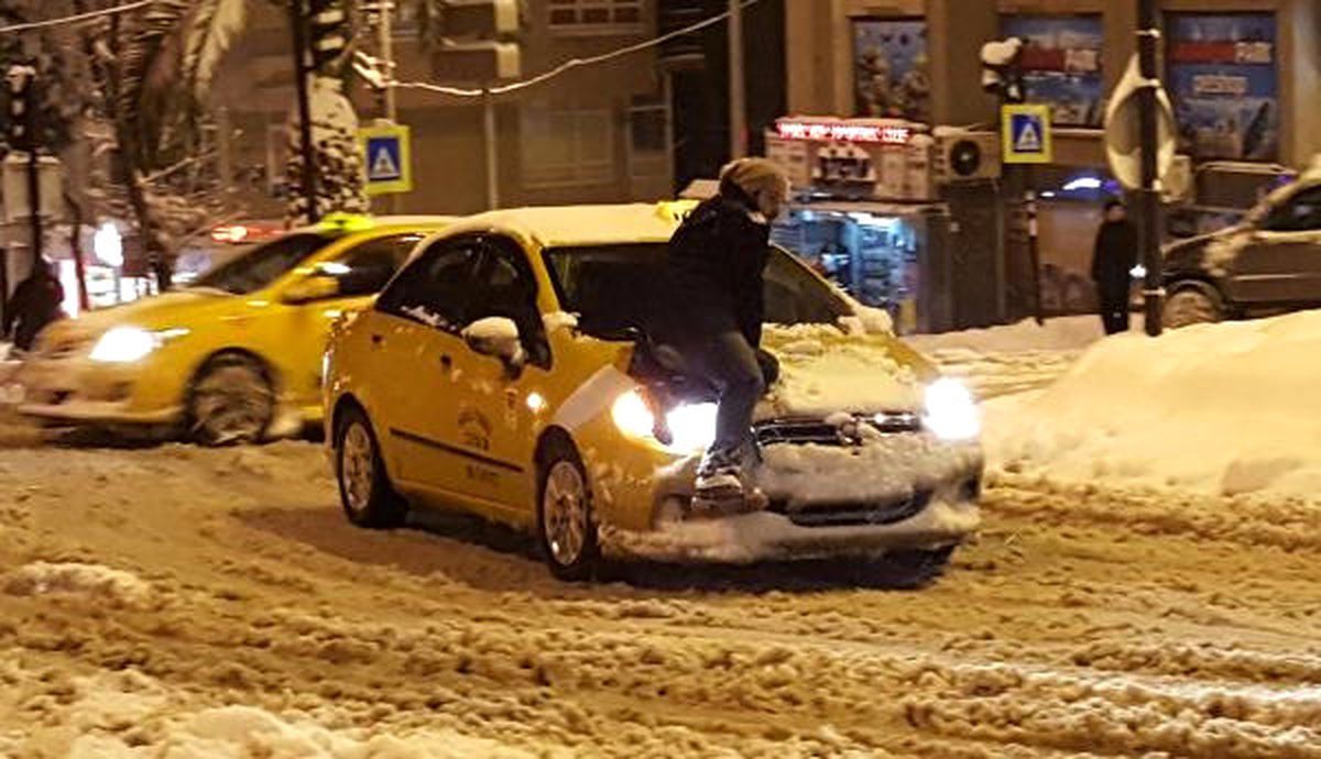 Buzlu Yolda Kalan Araçları Gören Vatandaşlar Sürücülerin İmdadına Yetişti
