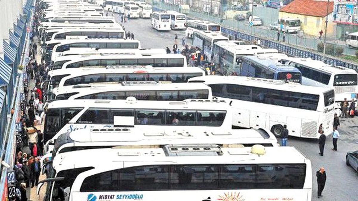 İstanbul Otogarı'nda Yangın Çıktı, İki Otobüs Kül Oldu