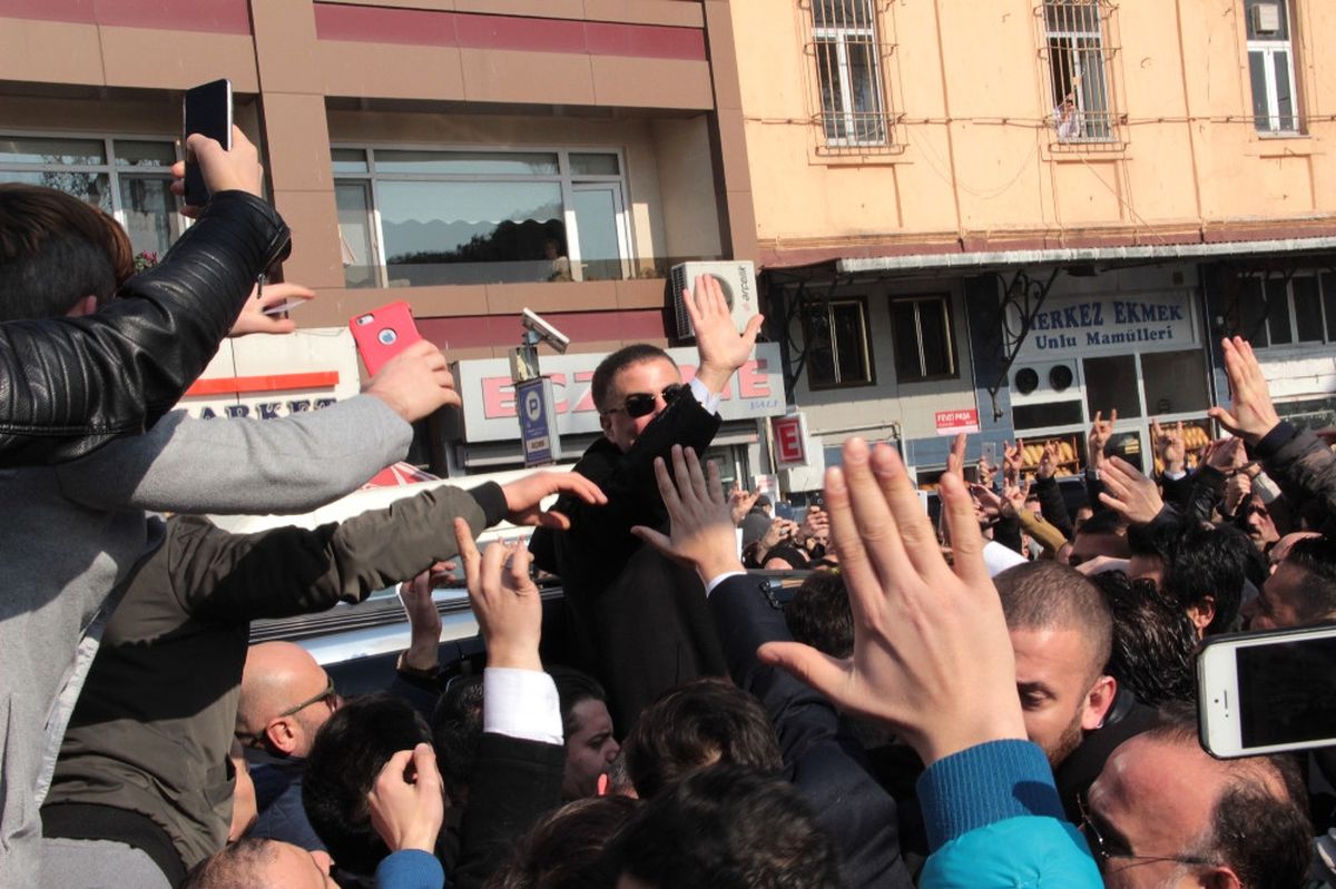 Sedat Peker'in Katıldığı Açılışta İzdiham! Aracın Üzerine Çıkıp Birbirlerini Ezdiler