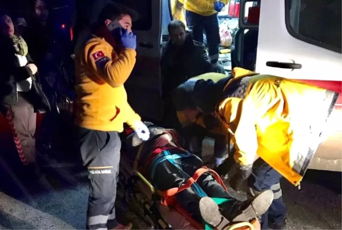 Çorum'da İki Otomobil Çarpıştı: 10 Yaralı