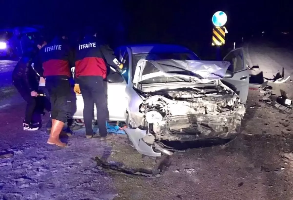 Çorum'da İki Otomobil Çarpıştı: 10 Yaralı