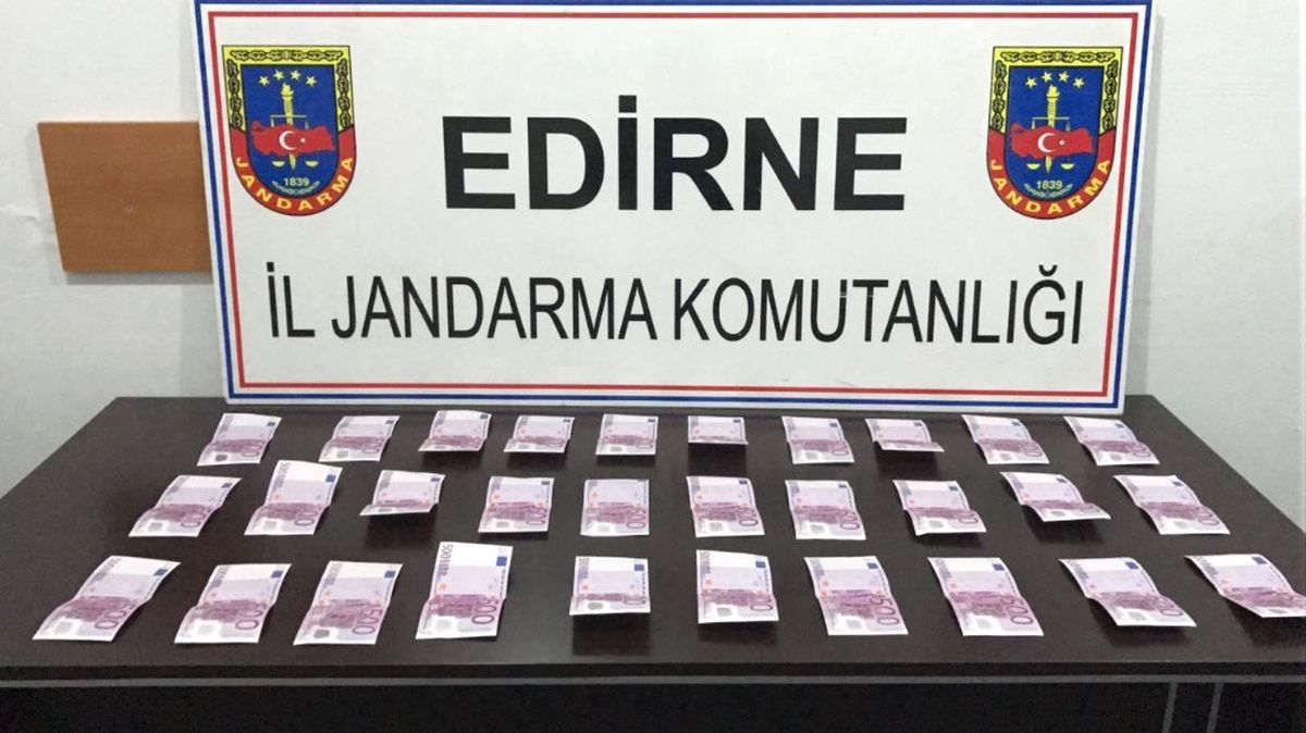 İtalya Uyruklu Şahısların İç Çamaşırından 15 Bin Euro Sahte Para Çıktı