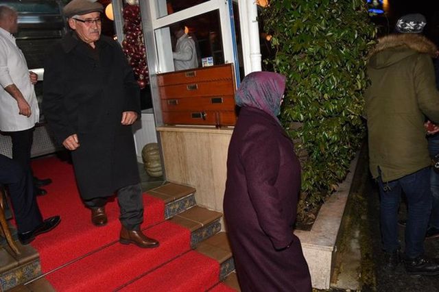 Kenan İmirzalıoğlu anne ve babası ile yemek yedi