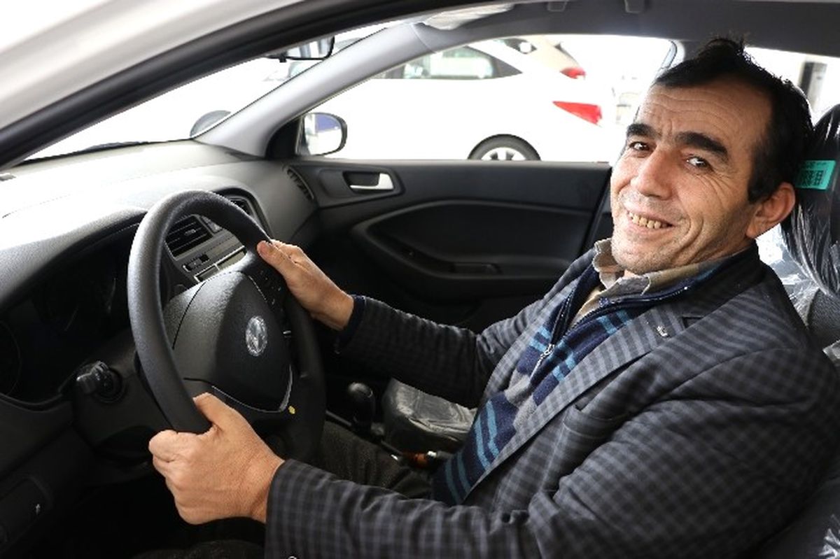 Mahallenin Sosyal Medya Muhabirine Sıfır Otomobil Hediye Edildi