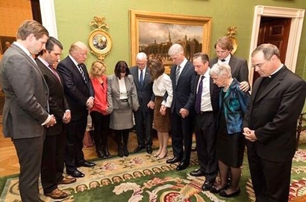 Trump, Yüksek Mahkeme'ye Aday Gösterdi! Başını Öne Eğip Dua Etti