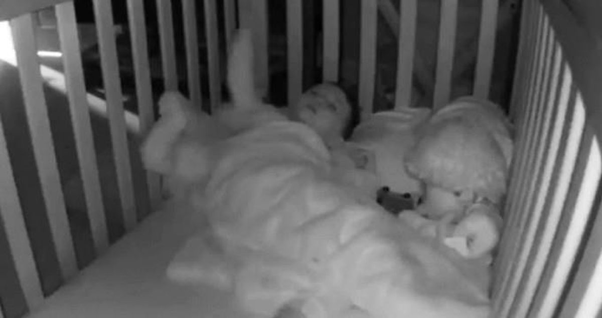 2 Yaşındaki Bebek Bir Anda Uyanıp Tezahürat Yapmaya Başladı