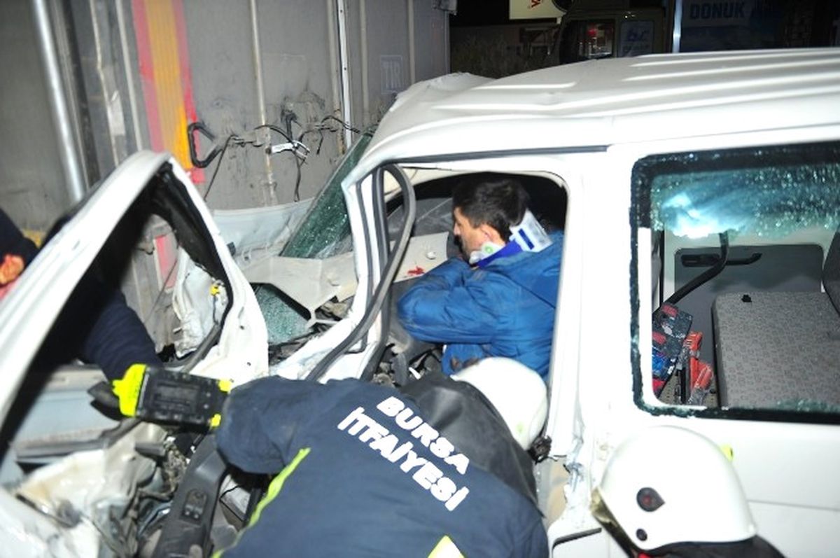 Bursa'da Feci Kaza! Alkollü Sürücü TIR'a Çarptı, Araçtan Zor Çıkarıldı