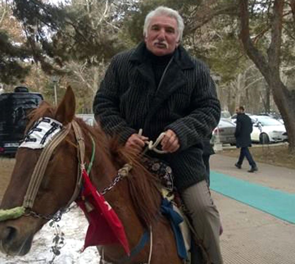 At Sırtında Dolaşarak 'Evet' Kampanyası Yürütüyor