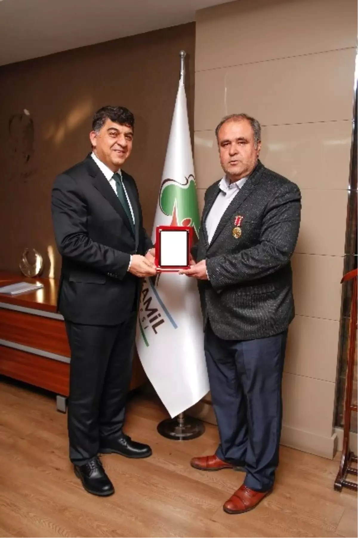 Belediye Başkanı Rıdvan Fadıloğlu'na Teşekkür Plaketi