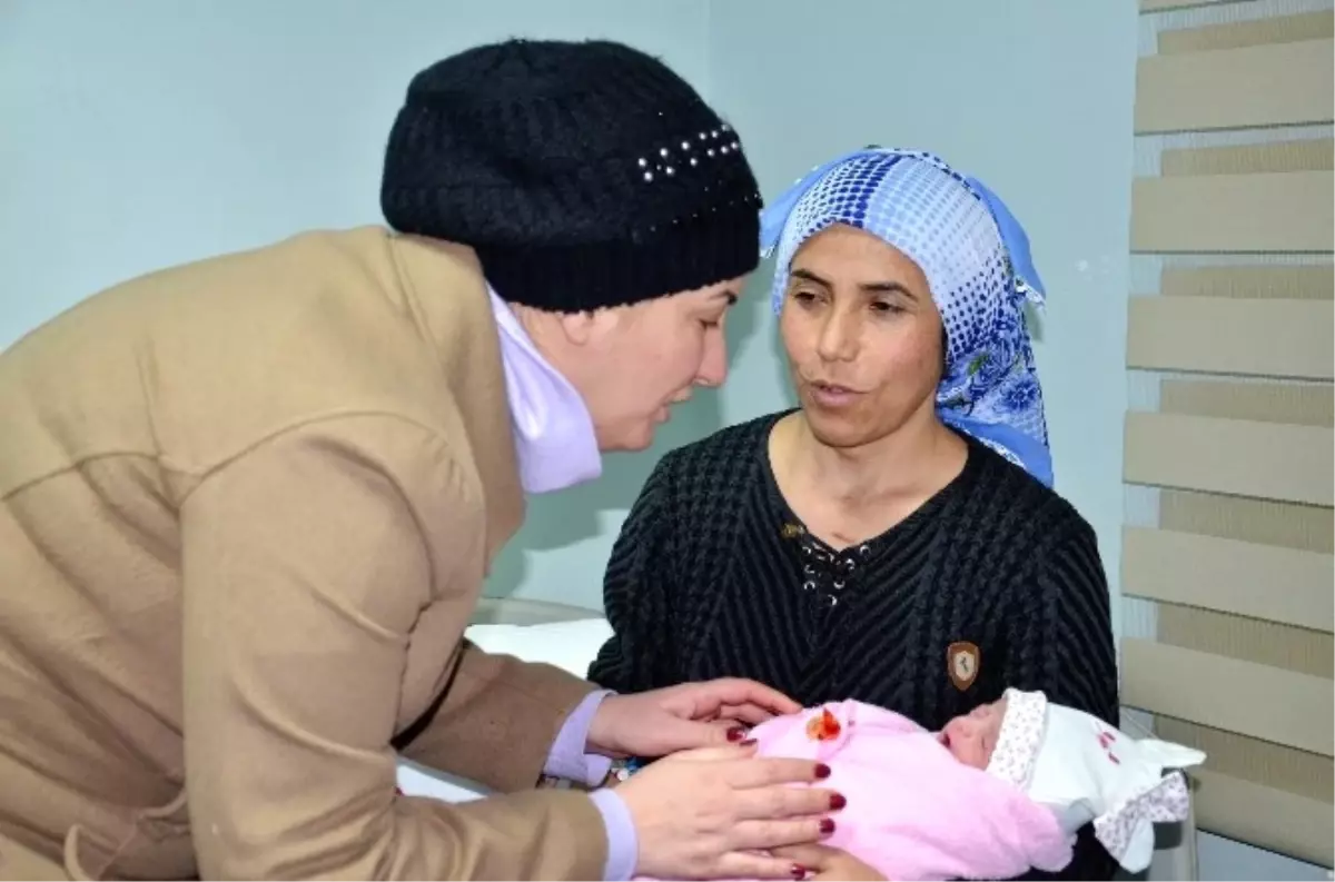 Erzurum'da Belediye Başkanının Doğuma Yetiştirdiği Aile Çocuğa Başkanının Eşinin İsmini Verdi