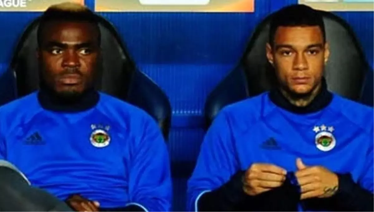 Fenerbahçe'de Emenike ve Van Der Wiel Affedildi