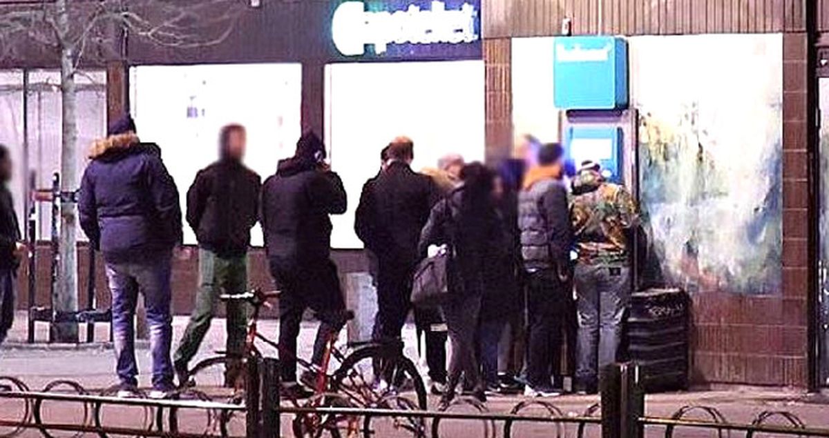 İsveç'te Bankamatikler Para Saçtı, Haberi Duyanlar Kuyruğa Girdi