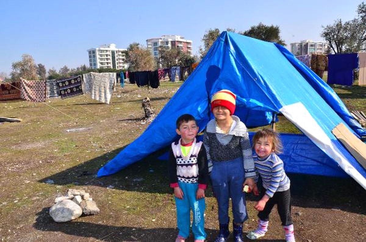 Mevsimlik Tarım İşçileri, Naylon Çadırlarda Yaşam Savaşı Veriyor
