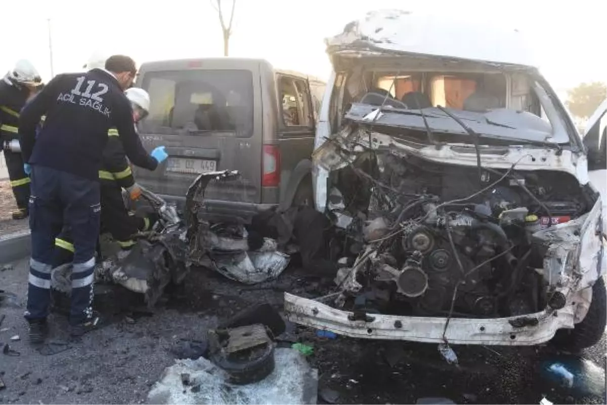 Minibüs Hafif Ticari Araca Çarptı: 1 Ölü, 1 Yaralı