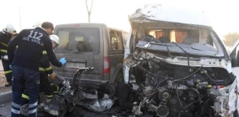Minibüs Hafif Ticari Araca Çarptı: 1 Ölü, 1 Yaralı