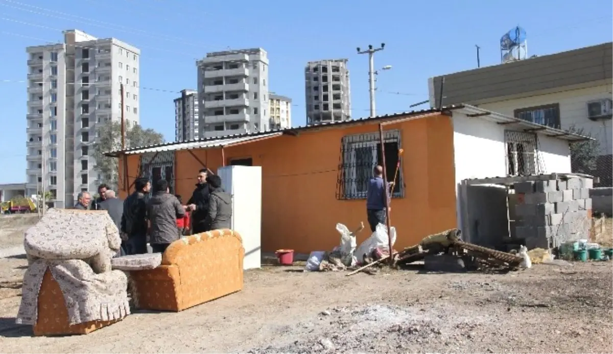 Naylon Çadırda Yaşayan Aileye Sıcak Yuva