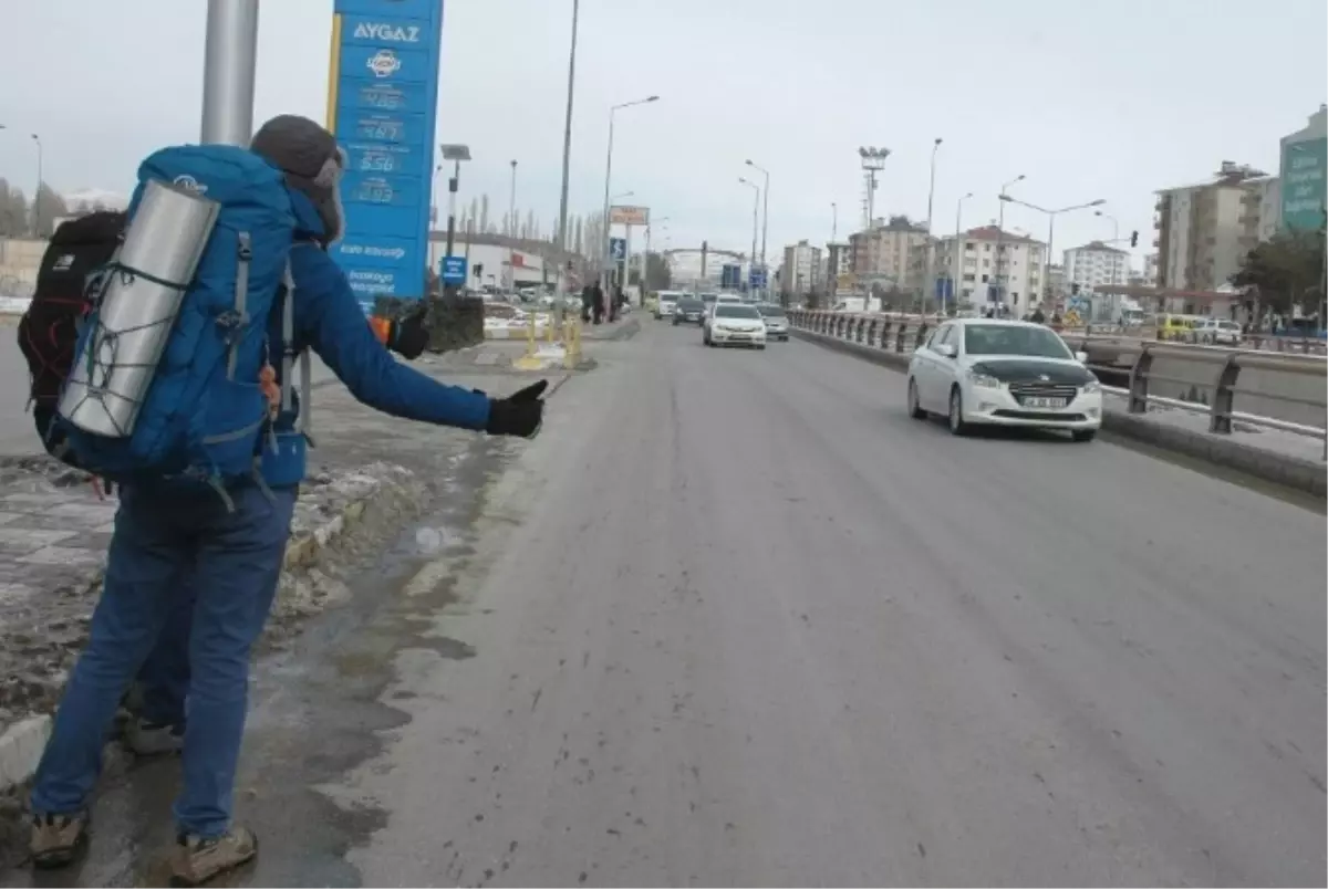 İki Kafadar Otostop Çekerek 2 Yılda 60 İl ve 4 Ülke Gezdi