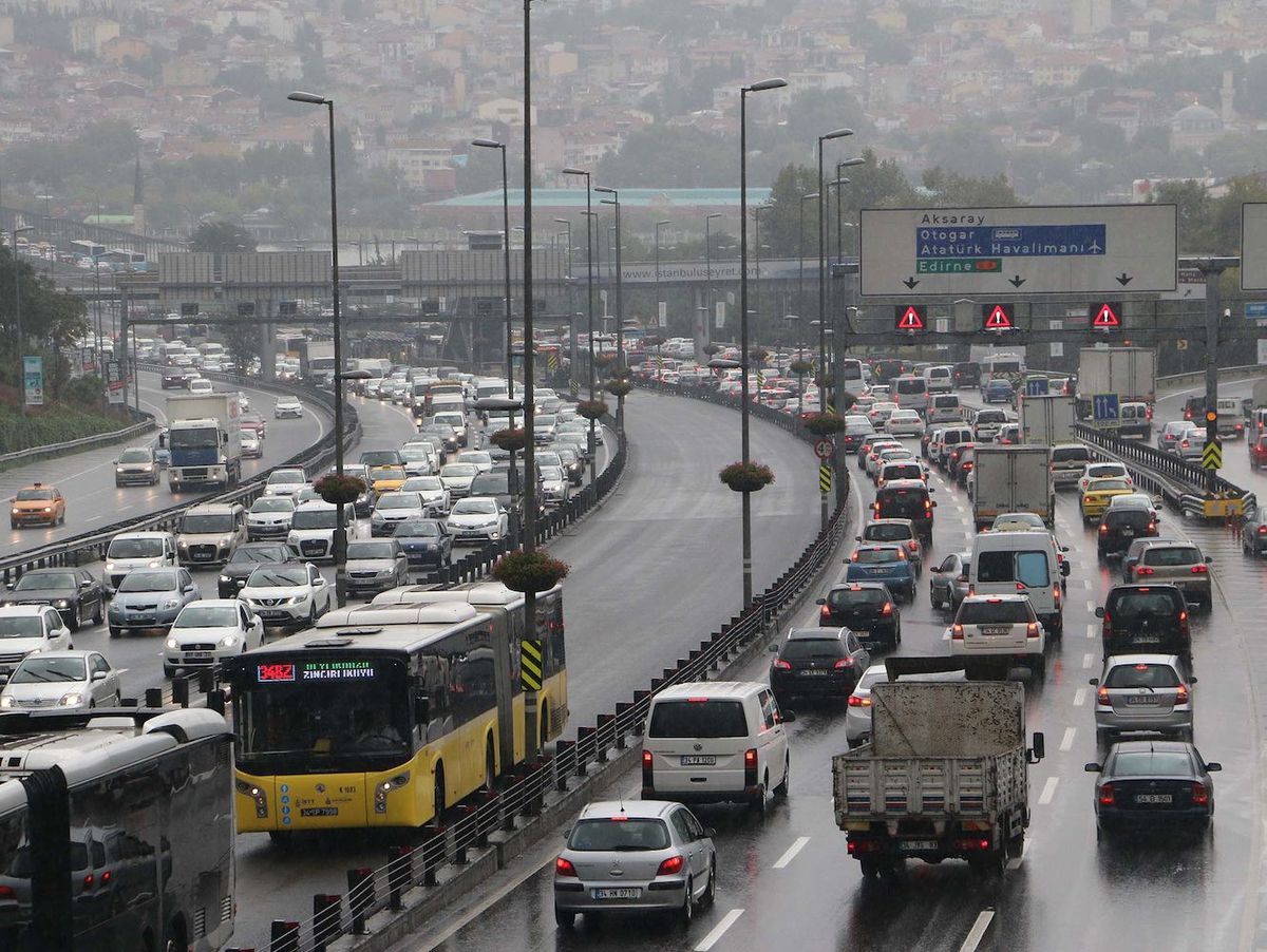 Temizlik İşçileri E-5'te Belden Aşağısı Çıplak Ceset Buldu