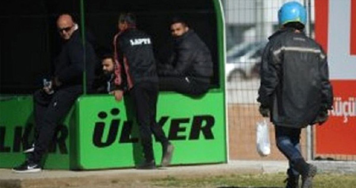 Kıbrıs'ta Oynanan Maçta Yedek Kulübesindeki Futbolcu Dürüm Siparişi Verdi