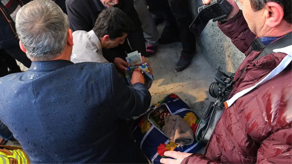 Yanan Evden 54 Bin Lirayı İtfaiye Çıkardı