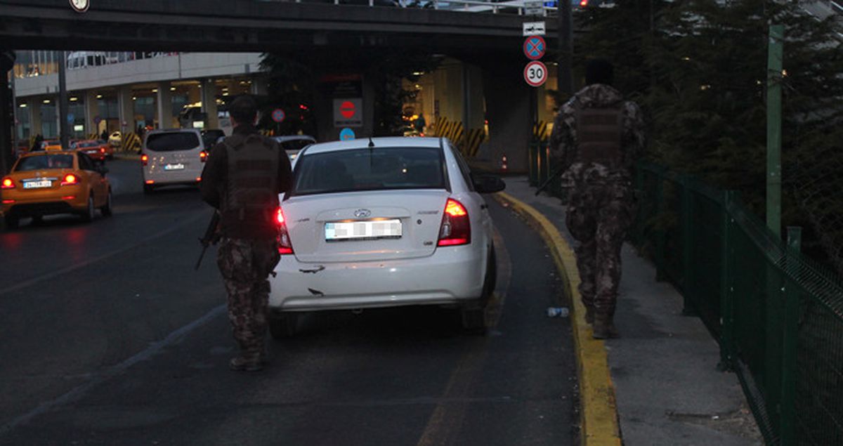 Atatürk Havalimanı'nda 'Dur' İhtarına Uymayan Minibüs Kaçtı! Polis Şüphelileri Arıyor