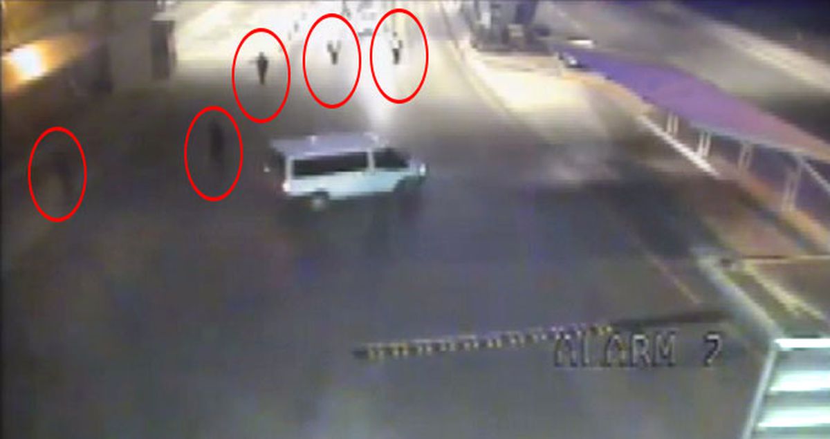 Atatürk Havalimanı'nda Polisin Kaçan Minibüse Ateş Açması Kamerada