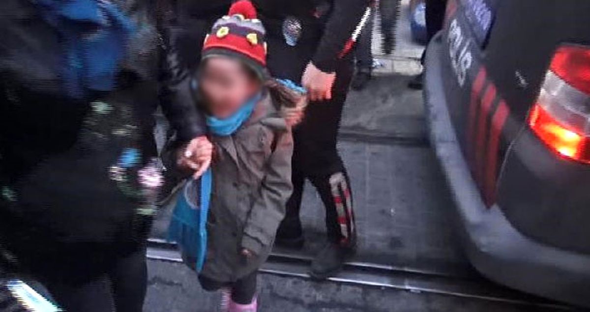 Eylemin Ortasında Kalan Küçük Kız Çocuğu Gözyaşlarına Boğuldu