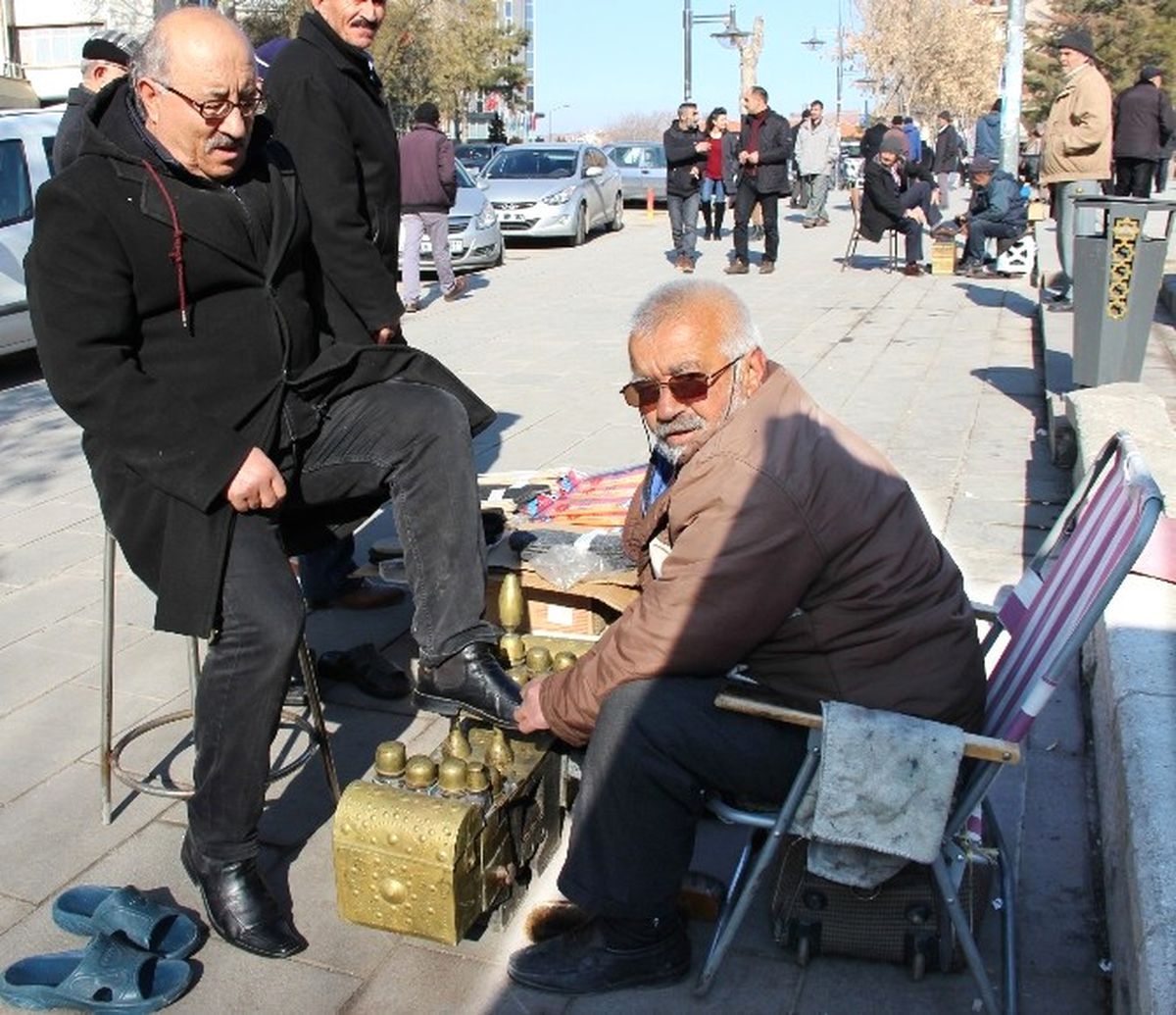42 Yıllık Boyacı, Hacca Gitmek İçin Ayakkabı Boyuyor