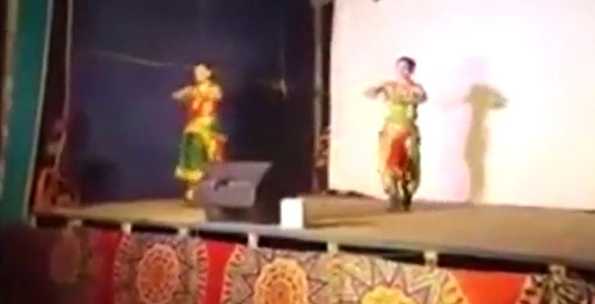 Sahnede Dans Ederken Can Verdi, İzleyici Şovun Parçası Sandı