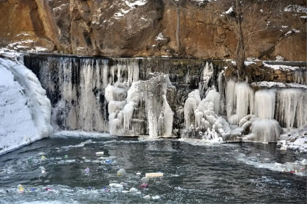 Türkiye'nin En Hızlı Akan Çaylarından Harşit Çayı Dondu