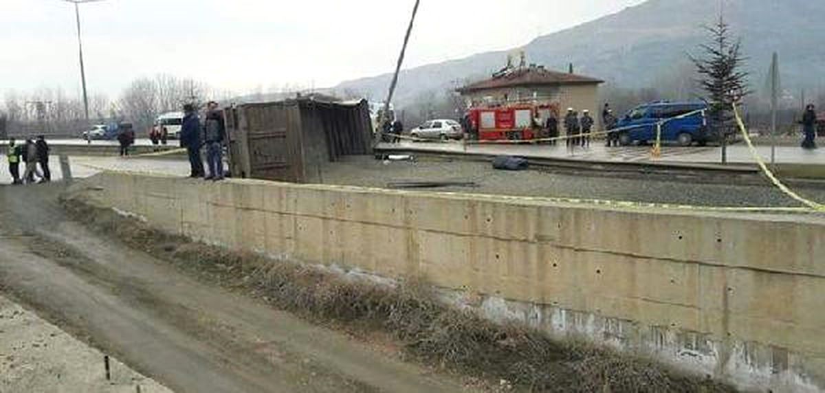 Amasya'da Tır Devrildi, Şoför Öldü