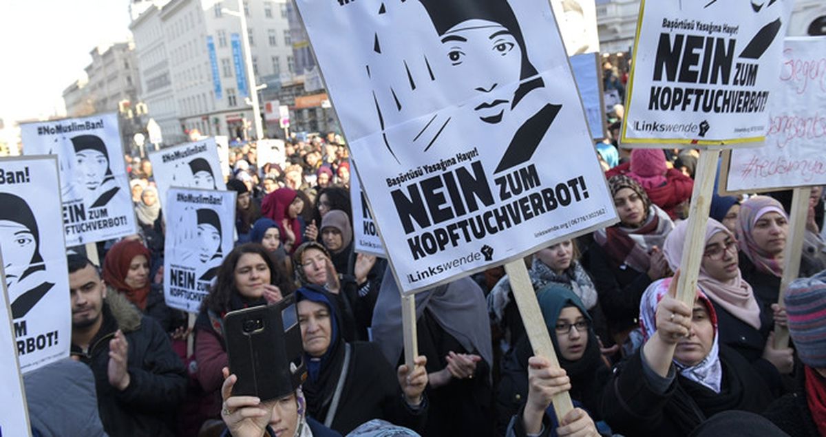 Avusturya'da Burka ve Başörtüsü Yasağı Protesto Edildi