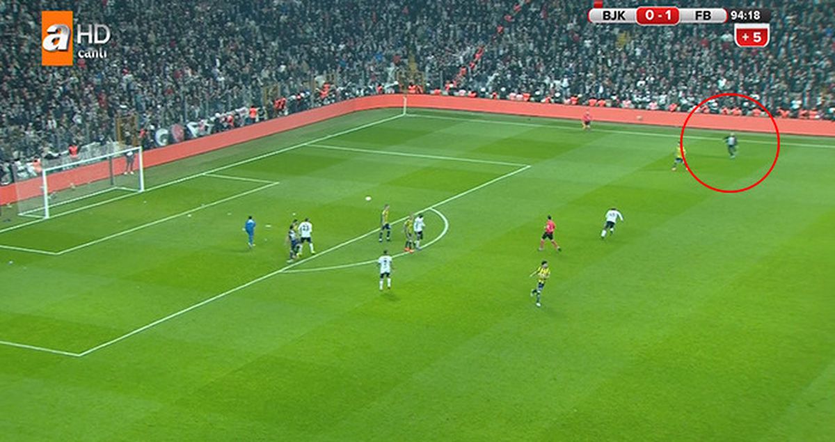 Beşiktaş-Fenerbahçe Maçında Taraftarlardan Birisi Sahaya Daldı