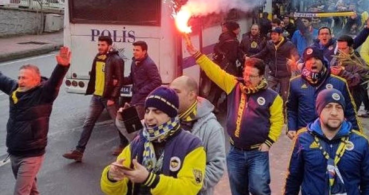 Fenerbahçeli Taraftarlar ile Polis Arasında Gerginlik Çıktı
