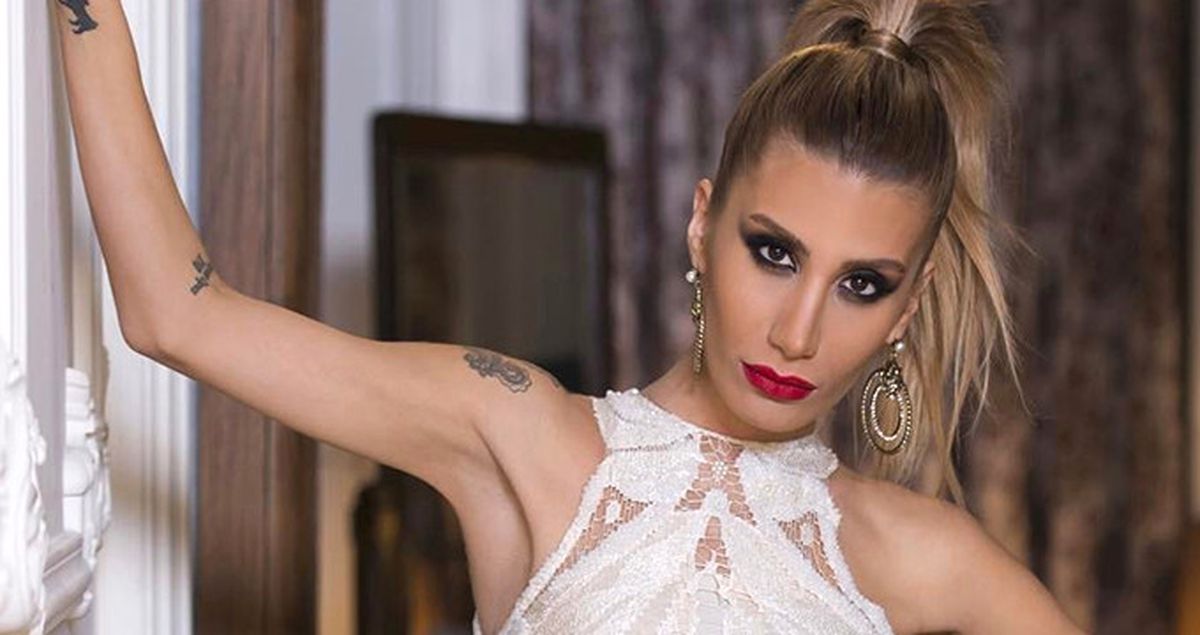 İrem Derici Kiralık Elbiseyle Poz Verdi